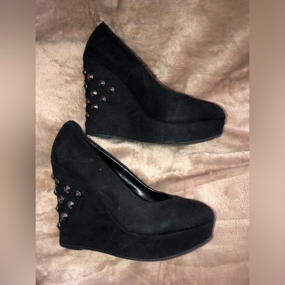 Kardashian Kollection black faux-suede studded wedge heels size 6 M - Picture 5 of 7
